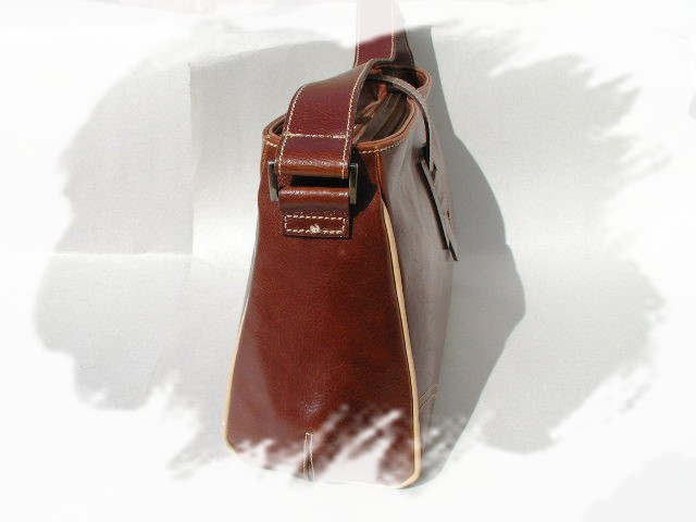 Producator italian de accesorii din piele: genti, curele. Made in Italy