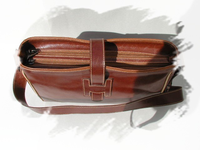 Depuis 1993, la soci�t� D’Addario fabrique des sacs en cuir, textile ou synth�tique. Made in Italy