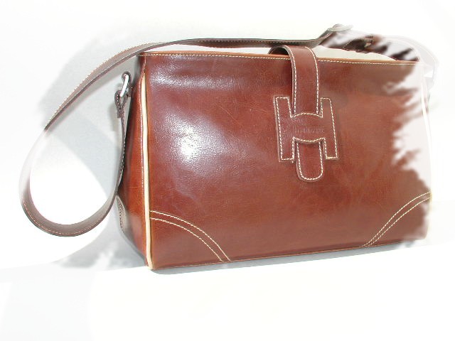 Фабрика leather handbags и руки произвела leather товары, сделанные в Италии.